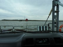 Ferry entre les villes, au milieu des marais.